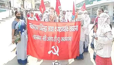 जळगाव : हातात लाटणे घेवून आशा स्वयंसेविका, गटप्रवर्तक महापालिकेवर धडकल्या