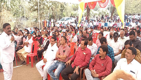 धुळ्यात राज्य सरकारी कर्मचाऱ्यांचे आंदोलन, कल्याण भवनासमोर निदर्शने