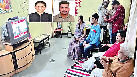 नाशिकरोड : युक्रेन-रशिया संघर्ष सुरू झाल्यापासून देशमुख कुटुंबीय घरातील टीव्हीला असे खिळून आहेत.