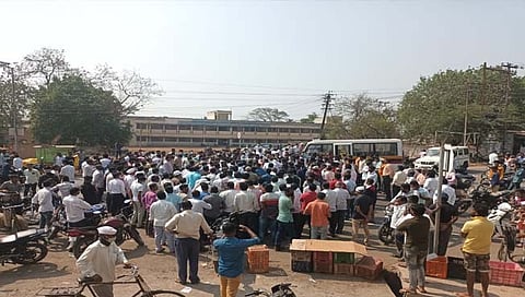 सांगली : विट्यात वेगरोधकच्या मागणीसाठी रास्ता रोको; आंदोलक-पोलिसांमध्ये झटापट