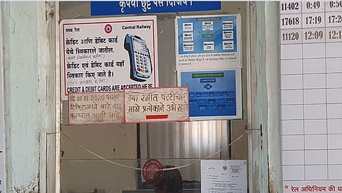 लासलगाव : रेल्वे स्थानकात बुकिंग अधिकाऱ्यांची मनमानी ; प्रवाशी त्रस्त