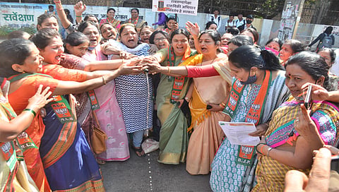 नाशिकमध्ये रस्त्यावर वाईन ओतून भाजप महिला आघाडीचे आंदोलन