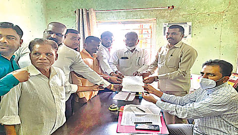 तहसीलदार सचिन मुळीक यांच्याकडे उमेदवारी अर्ज दाखल करताना नगरसेवक विजय कानडे. समवेत माजी खासदार हरिश्चंद्र चव्हाण, समीर चव्हाण, सचिन महाले, श्याम पवार आदी.