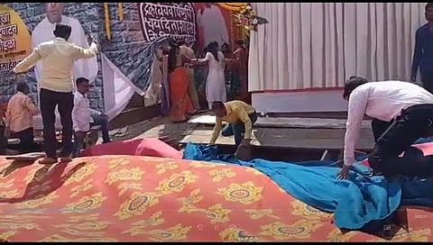 मुंबई : गोरेगावमध्ये मनसे शाखेच्या उद्घाटनप्रसंगी स्टेज कोसळला