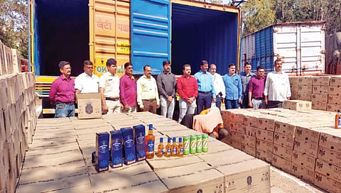 सोलापूर : गोवामेड 1374 बॉक्स दारू जप्त
