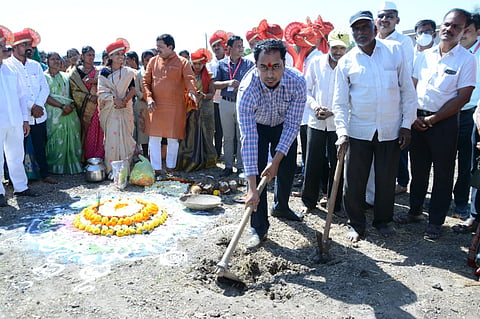 मावळ तालुक्यातील आडे गावात गोदामाचे भूमिपूजन करताना मुख्य कार्यकारी अधिकारी आयुष प्रदास व इतर मान्यवर
