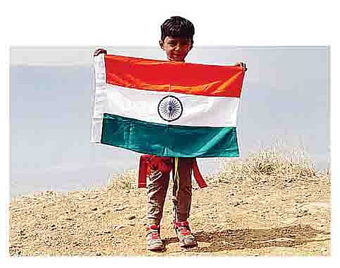 अवघड लिंगाणा सर करताच ज्येष्ठने तिरंगा असा फडकविला.