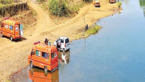 रत्नागिरी : चोरद नदीपात्रातच धुतल्या जाताहेत रुग्णवाहिका