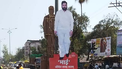 लता मंगेशकर यांच्या निधनादिवशी गडचिरोलीत लावले वाढदिवसाचे कटआऊट
