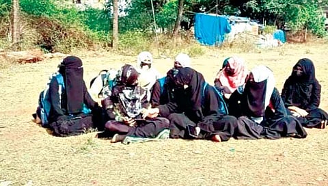 बेळगाव : हिजाबसाठी ठिय्या, कॉलेज बेमुदत बंद
