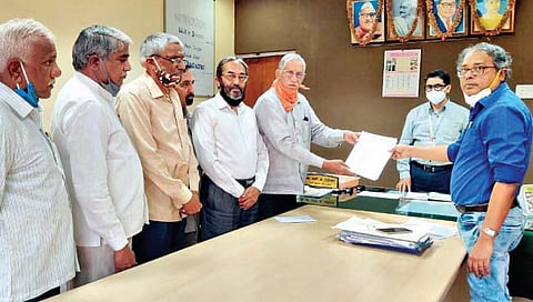 बेळगाव - आमलान बिस्वास यांना निवेदन देताना दीपक दळवी. डावीकडून प्रकाश मरगाळे, मनोहर किणेकर, मालोजी अष्टेकर, रणजित चव्हाणपाटील, विकास कलघटगी.