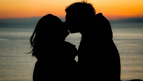 ‘या’ दोन राज्यांमध्ये महिलांचा रविवारी किस घेणे अजिबात चालत नाही ! कारण सुद्धा ‘स्पेशल’