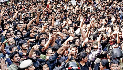 समाज माध्यमे : नक्की हिरो कोण ?