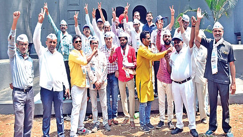 नाशिक : छत्रपती शिवरायांच्या पुतळ्यासमोर जल्लोष करताना ‘आप’चे कार्यकर्ते.