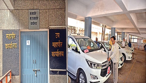 नाशिक महापालिकेवर प्रशासकीय राजवट सुरु ; वाहने जप्त, कार्यालयांना टाळे