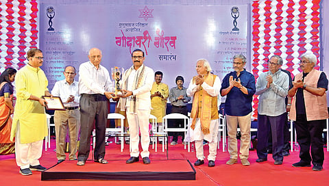 नाशिक : न्या. चपळगावकर यांच्या हस्ते पुरस्कार स्वीकारताना ना. टोपे.