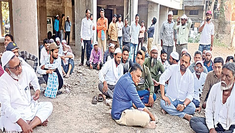 मालेगाव : येथील मनपा मुख्यालयाबाहेर ठिय्या देताना माजी आमदार आसिफ शेख.