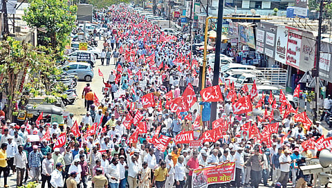 नाशिक : केंद्र सरकारच्या धोरणांविरोधात कर्मचारी व कामगार संघटनांकडून काढण्यात आलेला मोर्चा.