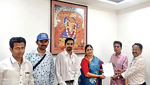 नाशिक ः आमदार सीमा हिरे यांना निवेदन देताना आपचे पदाधिकारी व कार्यकर्ते.