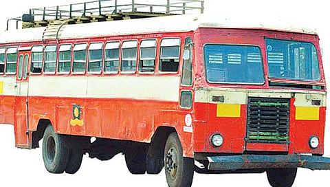 एसटी कर्मचार्यांना कामावर हजर होण्यास काय हरकत?; हायकोर्टाचा सवाल