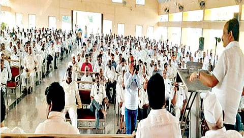 सातारा: वाई येथील कार्यकर्ते व कारखाना सभासदांच्या मेळाव्यात बोलताना आ. मकरंद पाटील.