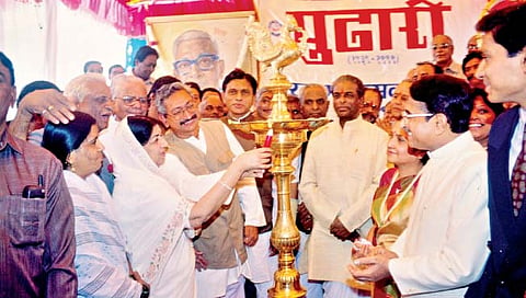 दै. ‘पुढारी’च्या हीरक महोत्सवी समारंभात दीपप्रज्वलन करताना गानसम्राज्ञी लता मंगेशकर.
शेजारी डावीकडून तत्कालीन महापौर कांचन कवाळे, श्रीमंत शाहू छत्रपती महाराज, शिवाजीराव नाईक, कल्लाप्पाण्णा आवाडे, अण्णा डांगे, सौ. गीतादेवी जाधव, मी व योगेशदादा.