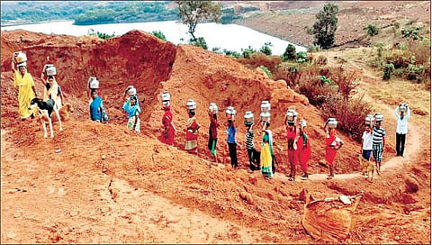 सातारा : पायाला चटके….डोक्यावर हंडे ; पाण्यासाठी ससेहोलपट, प्रशासनाचे पूर्णतः दुर्लक्ष