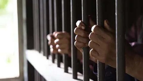 MHA : तुरुंगातील आर्थिक दृष्ट्या दुर्बल कैद्यांना सरकारची मदत; केंद्रीय गृह मंत्रालयाची योजना
