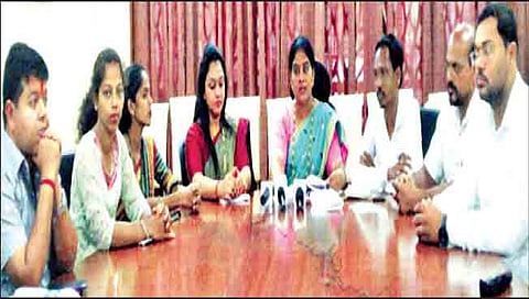कुडाळ ः पत्रकार परिषदेत बोलताना सौ. संध्या तेरसे. सोबत विलास कुडाळकर, प्राजक्ता बांदेकर, नीलेश परब आदी.