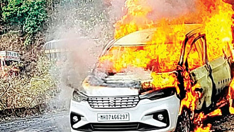 फोंडाघाट : कारला अचानक आग लागून एकाचा जळून मृत्यू