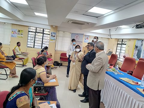 रिझर्व बँकेच्या चीफ जनरल मॅनेजर कल्पना मोरे, झोनल मॅनेजर बँक ऑफ महाराष्ट्र पुणे पूर्व क्षेत्र विवेक धवन, जिल्हा अग्रणी व्यवस्थापक श्रीकांत कारेगावकर मार्गदर्शन करताना