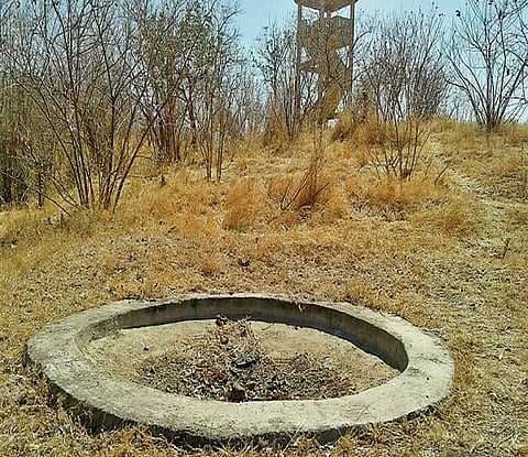 छायाचित्रात : अजिंठा वनपरिक्षेत्रात वन्यप्राण्यांसांठी घाटात तयार करण्यात आलेले कृत्रीम पाणवठे कोरडे ठक पडलेले दिसत आहेत