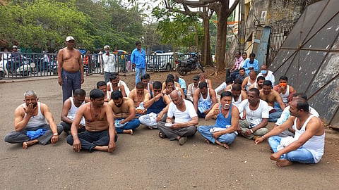बेळगाव: अर्धनग्न अवस्थेत खासगी भाजी मार्केटच्या विरोधात आंदोलन
