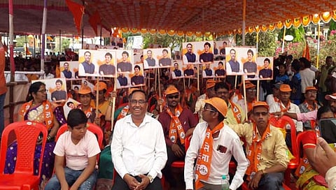 दापोली : आमदार योगेश कदम समर्थक यांनी अनावरण ठिकाणी गर्दी केली होती.