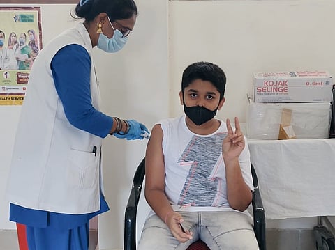 COVID-19 vaccine : १२ ते १४ वयोगटासाठी लसीकरण, पहिल्याच दिवशी ३ लाखांवर मुलांना देण्यात आली लस
