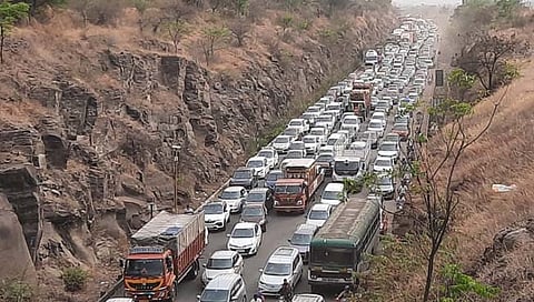 सातारा : खंबाटकी घाट बोगद्यातील वाहतूक ठप्प : वाहनांच्या दूरवर रांगा