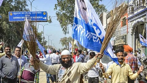 AAP sweeps Punjab : पंजाबमध्ये आपच्या ‘झाडू’ने ‘या’ दिग्गजांना चारली धूळ