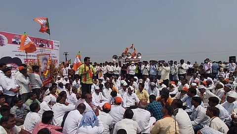 माजी मंत्री हर्षवर्धन पाटील यांच्या नेतृत्वाखाली पुणे- सोलापूर राष्ट्रीय महामार्गांवर भाजपचा रस्ता रोको