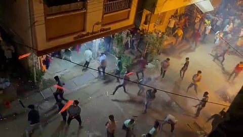 रायगड : महाडमधील होळी उत्सवात जळकी लाकडं, निखारे फेकण्याची परंपरा, पहा व्हिडिओ
