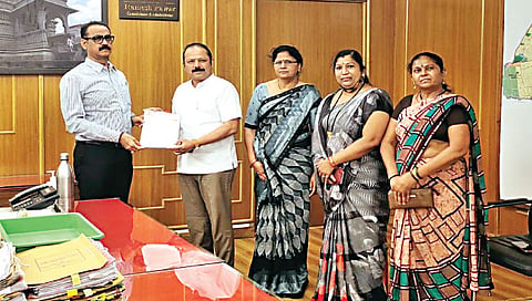 नाशिक : मनपा आयुक्त रमेश पवार यांना निवेदन देताना अजय बोरस्ते यांच्यासह बचतगटाच्या सदस्य.