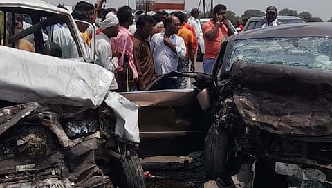 उस्मानाबाद : गाय आडवी आल्याने दोन वाहनांत धडक; आठ जखमी