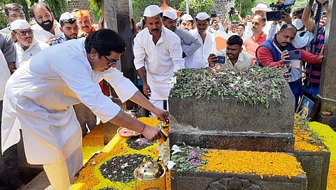 पुणे : छत्रपती संभाजी महाराज यांच्या समाधीवर राज ठाकरे नतमस्तक