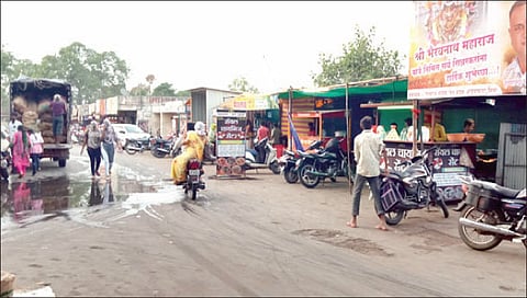 सन्नर : भैरवनाथ महाराज मंदिर परिसरात रस्त्यासह कडेला थाटलेली दुकाने.