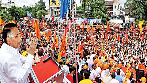 दसरा चौकातील ऐतिहासिक मराठा आरक्षण मेळाव्यात भाषण करताना मी. समोर उपस्थित मराठा बांधव.