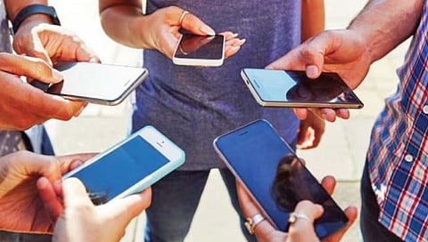 टॉयलेट सीटच्या तुलनेत स्मार्टफोनवर दहापट अधिक जीवाणू!
