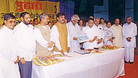 तत्कालीन संरक्षणमंत्री जॉर्ज फर्नांडिस यांच्याकडे समारंभपूर्वक अडीच कोटींचा निधी मी सुपूर्द केला. त्यावेळी डावीकडून खा. सदाशिवराव मंडलिक, श्रीमंत शाहू महाराज, उपमुख्यमंत्री गोपीनाथ मुंडे, भरमू सुबराव पाटील, महापौर सौ. कांचन कवाळे, उदयसिंहराव गायकवाड, कल्लाप्पाण्णा आवाडे.