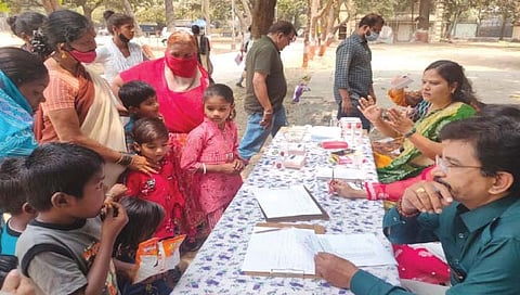 मुंबई : ओव्हलजवळच्या सिग्नलवरची 10 मुले जाणार शाळेत