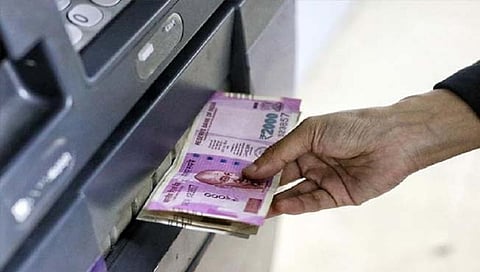 बँकांच्या ‘एटीएम’ला ‘ऑनलाईन’मुळे घरघर