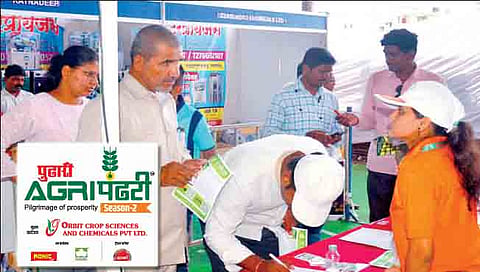 सांगली : प्रदर्शनात शेतकरी विविध कंपन्यांची उत्सुकतेने माहिती घेत आहेत.