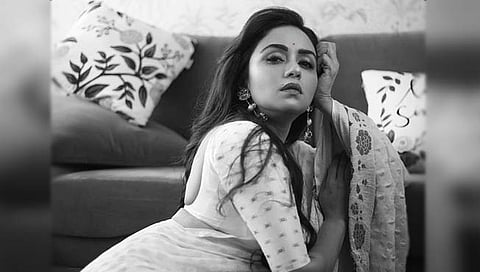 Amruta Khanvilkar : कोण आहेस तू चंद्रा?, अमृता खानविलकरचा साडीत हटके अदांज